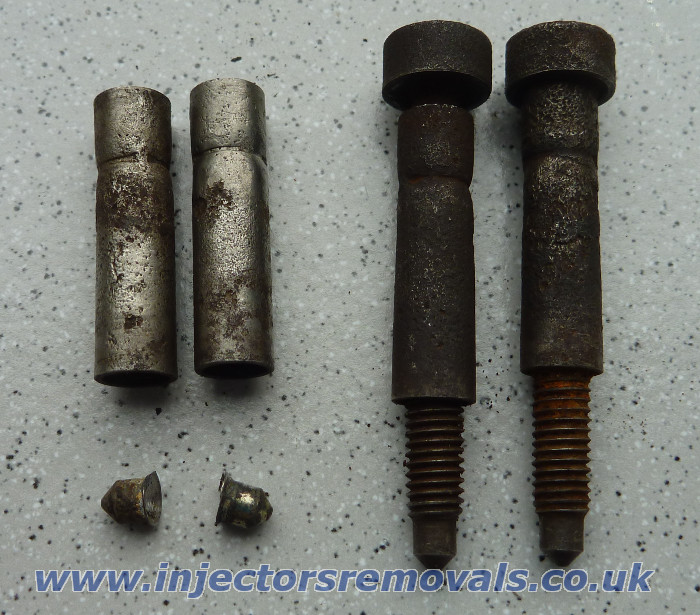 Broken injector clamps bolts removed from
                Renault Master / Trafic and Vauxhal Movano / Vivaro with
                2.2 or 2.5 engine